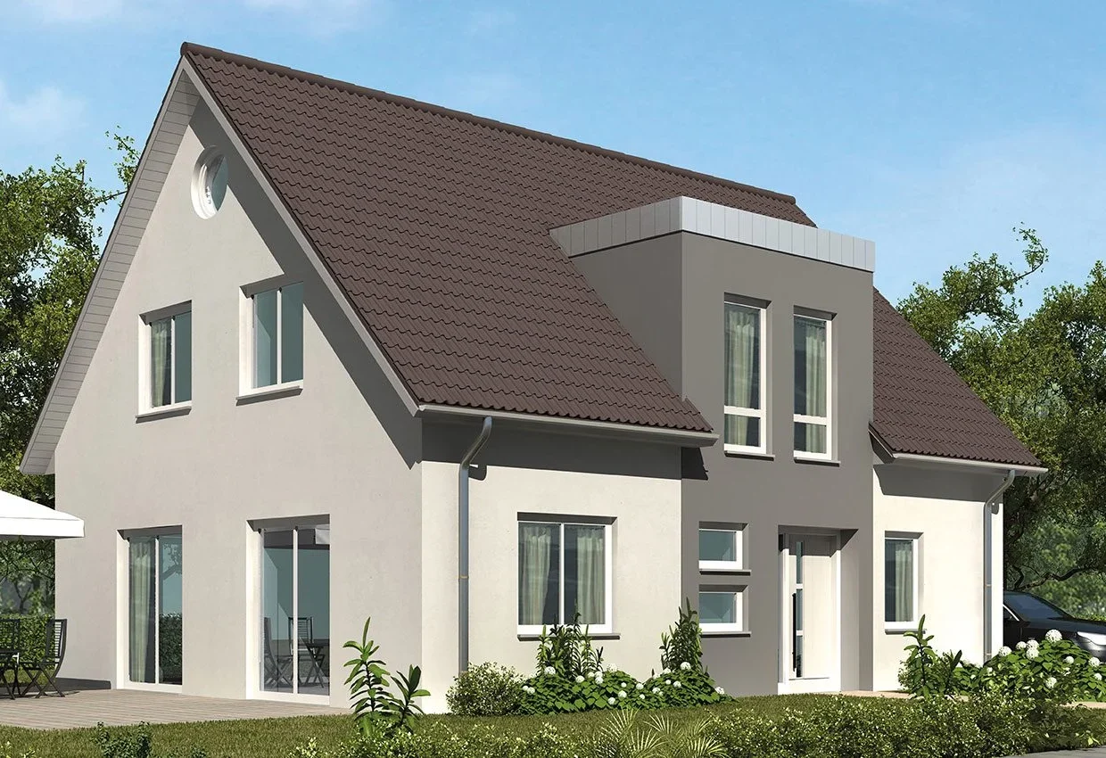 Modernes Einfamilienhaus mit braunem Satteldach, heller Putzfassade und großen Fenstern in grüner Gartenlandschaft