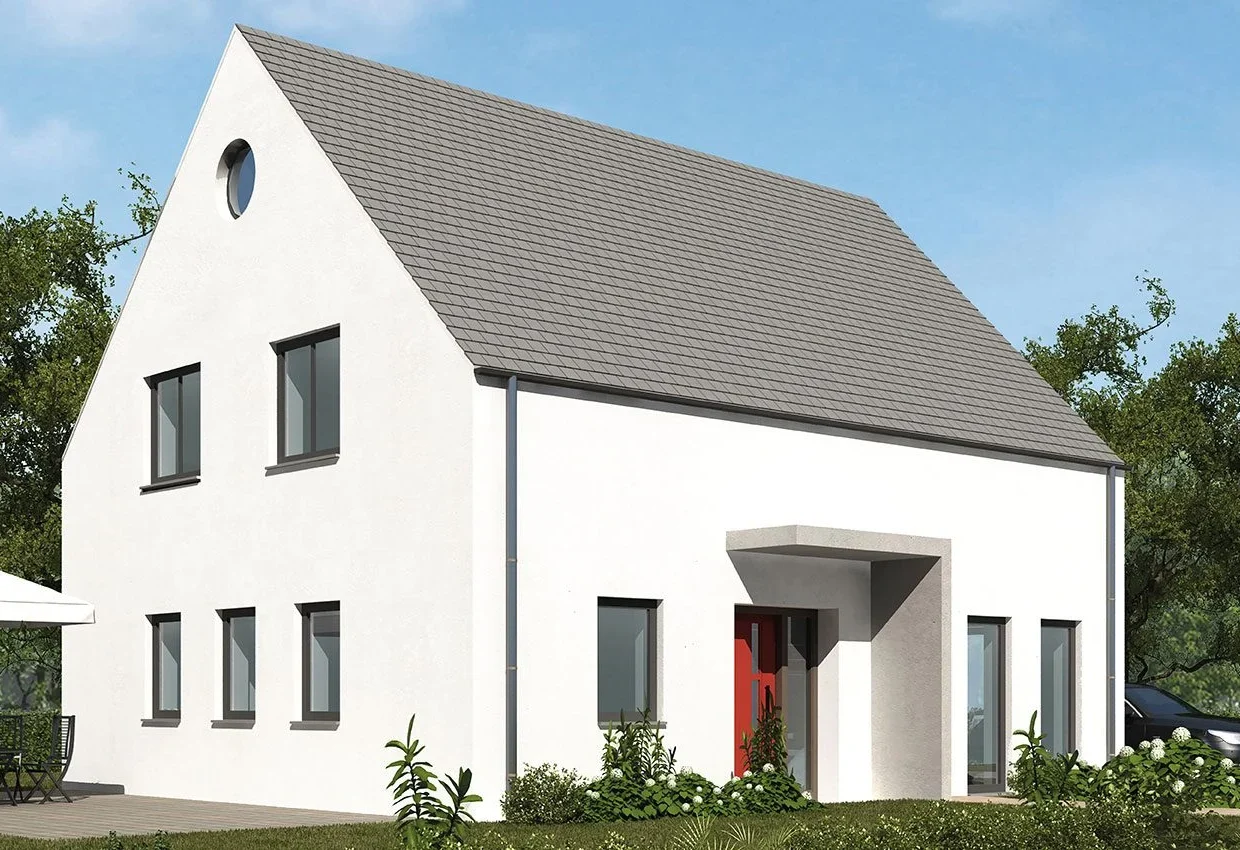 Modernes Einfamilienhaus EH 140 T mit weißer Fassade, roter Haustür und Satteldach zwischen grünen Bäumen