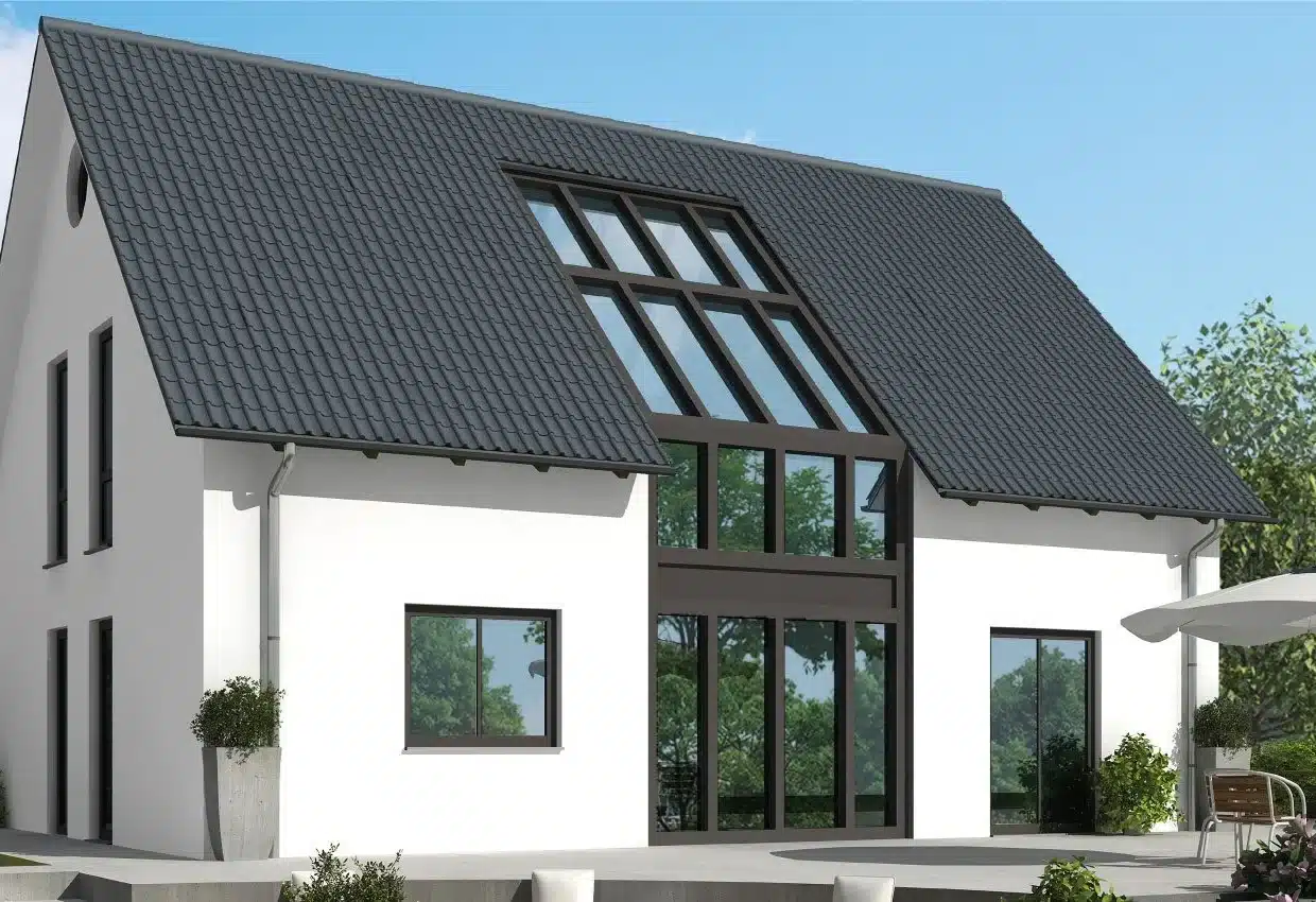 Modernes Einfamilienhaus EH 155 M mit weißer Fassade, dunklem Satteldach, großen Fenstern und Terrasse mit Sonnenschirm