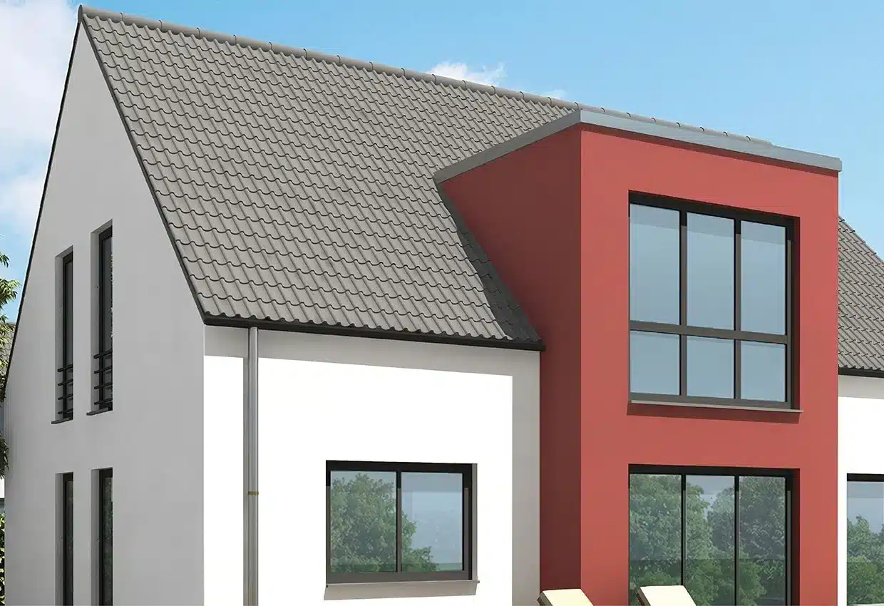 Modernes Einfamilienhaus mit weißer Fassade, rotem Erker und grauem Ziegeldach in gepflegter Wohnsiedlung