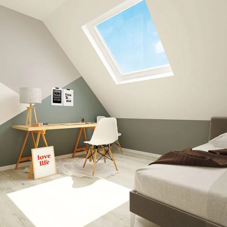 Helles Dachgeschoss-Schlafzimmer mit Dachfenster, Holzschreibtisch, weißem Stuhl und grauer Wandgestaltung