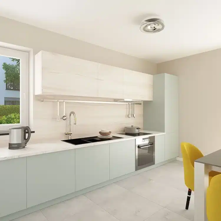 Moderne weiße Küche mit Kochinsel, gelben Stühlen und großen Fenstern mit Gartenblick in der Stadtvilla SV 125