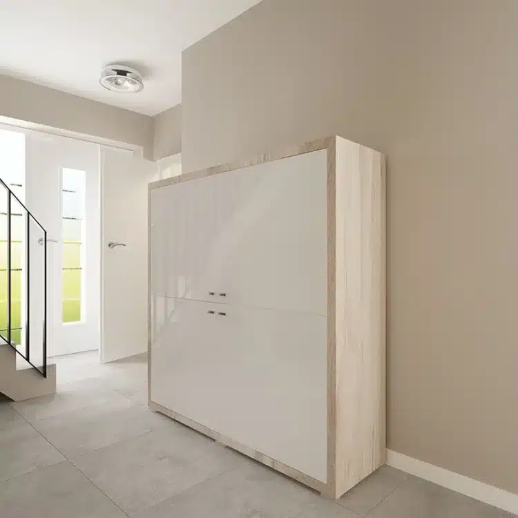 Moderner Eingangsbereich einer Stadtvilla mit Klappbett, weißen Fliesen und Treppe mit schwarzem Geländer