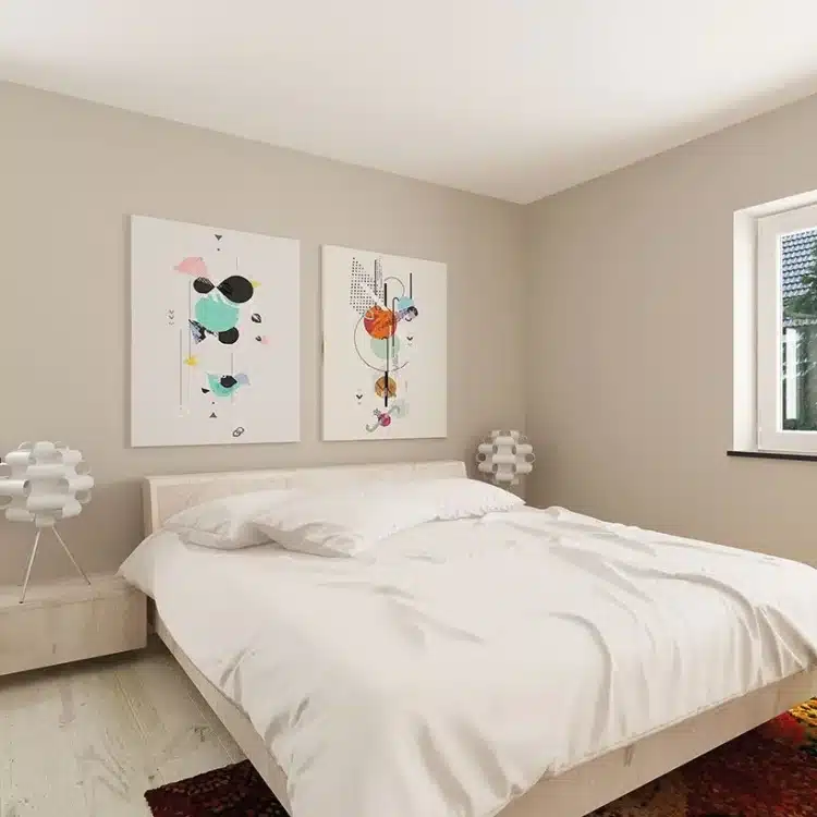 Modernes Schlafzimmer mit hellem Holzbett, weißer Bettwäsche, abstrakten Wandbildern und Designer-Nachttischlampen