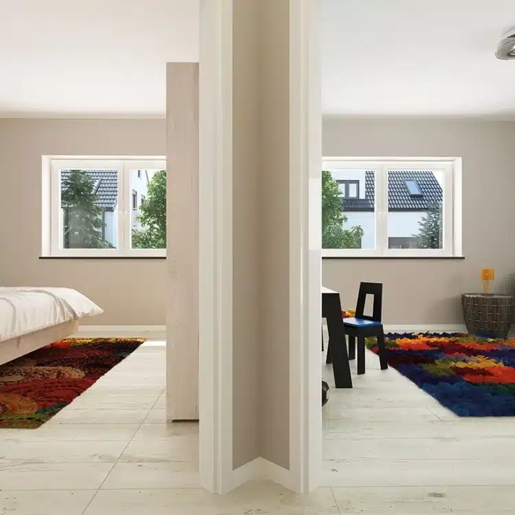 Moderner Flur im Dachgeschoss mit Blick in Schlafzimmer und Kinderzimmer, bunten Teppichen und weißen Böden