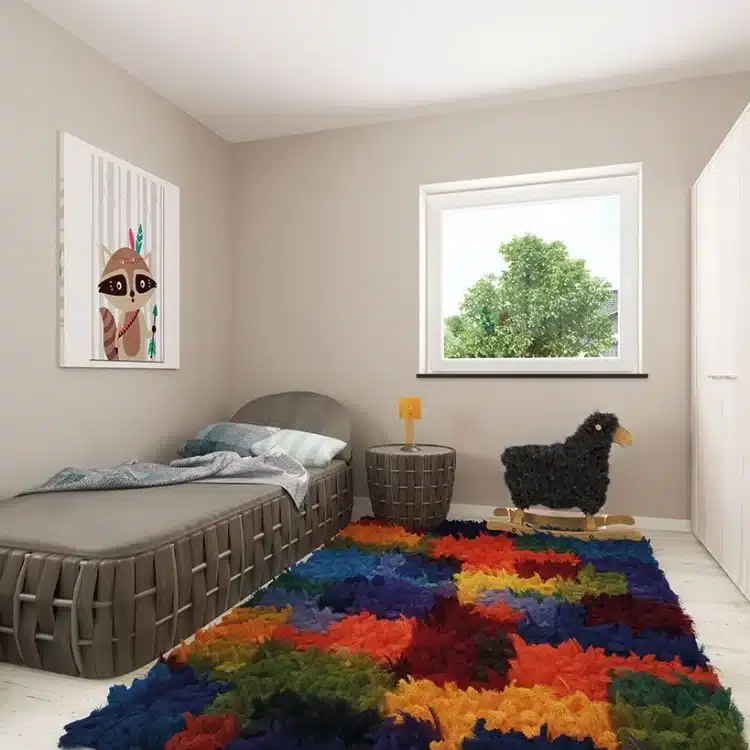 Kinderzimmer mit geflochtenem Bett, buntem Hochflorteppich, Waschbär-Wandbild und schwarzem Schaukelpferd