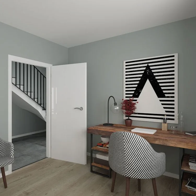 Modernes Arbeitszimmer mit Holzschreibtisch, schwarz-weiß gestreiften Stühlen und geometrischem Wandbild