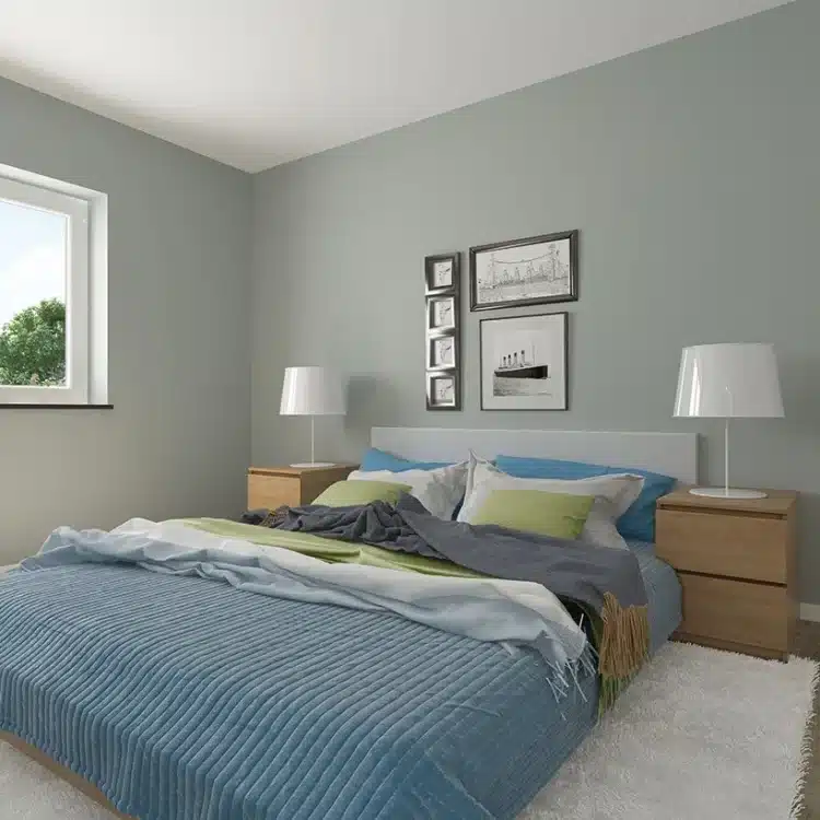 Modernes Elternschlafzimmer mit grauweißem Bett, blauen Akzenten, Holznachttischen und gerahmten Wandbildern