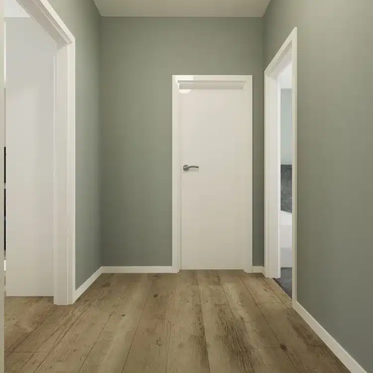 Moderner Flur mit grau gestrichenen Wänden, weißen Türen und hellem Holzparkett in einer Stadtvilla