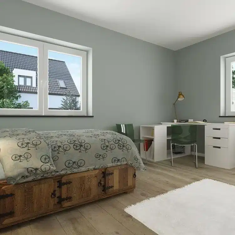 Kinderzimmer mit grauer Wandfarbe, Bett aus Holzkisten, weißem Schreibtisch und Blick auf Nachbarhaus durch Fenster