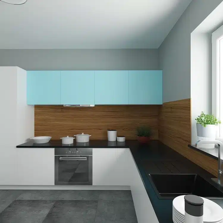 Moderne L-förmige Küche mit türkisen Oberschränken, weißen Unterschränken, Holzrückwand und schwarzer Arbeitsplatte