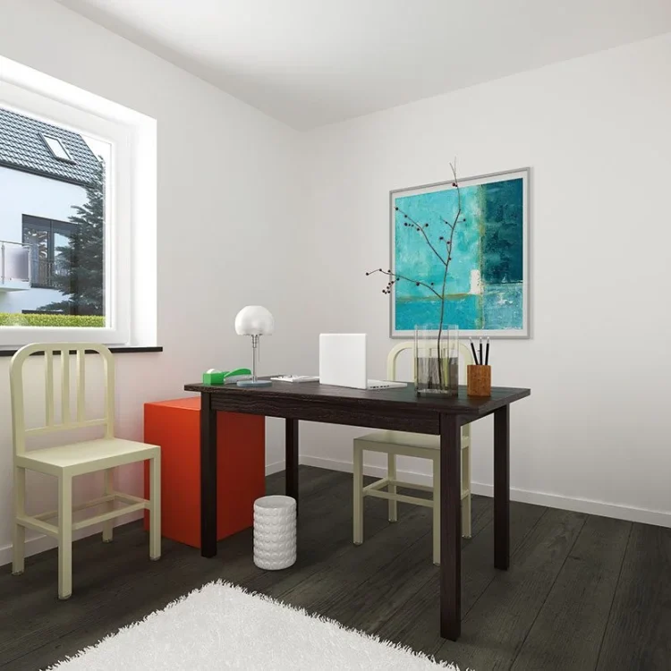 Modernes Arbeitszimmer mit dunklem Schreibtisch, grünen Stühlen, türkisem Wandbild und Blick ins Grüne durch großes Fenster