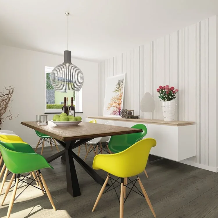 Moderner Essbereich mit Holztisch, grünen und gelben Designerstühlen sowie weißer Küchenzeile in Stadtvilla