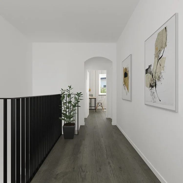 Moderner Flur im Dachgeschoss mit weißen Wänden, dunklem Parkett, schwarzem Treppengeländer und abstrakten Kunstwerken
