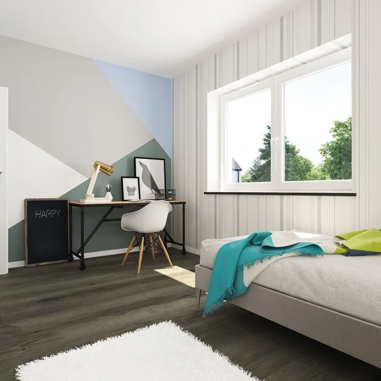 Helles Kinderzimmer mit Schreibtisch, weißem Stuhl, Bett mit bunten Kissen und großem Fenster mit Gartenblick