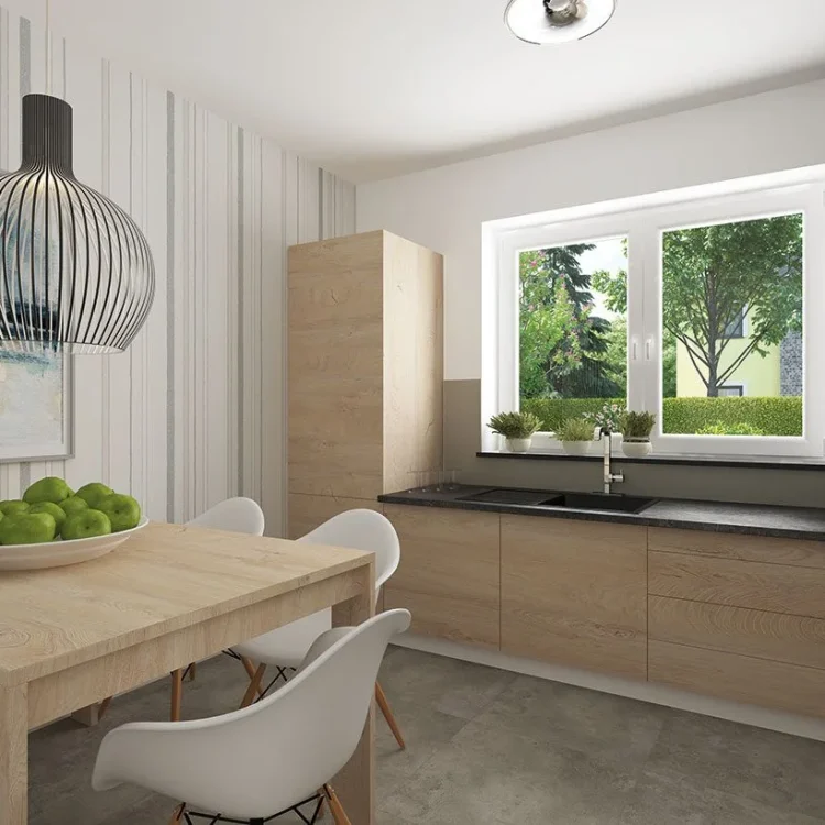 Moderne Küche mit Holzfronten, schwarzer Arbeitsplatte, weißen Stühlen und großem Fenster mit Gartenblick