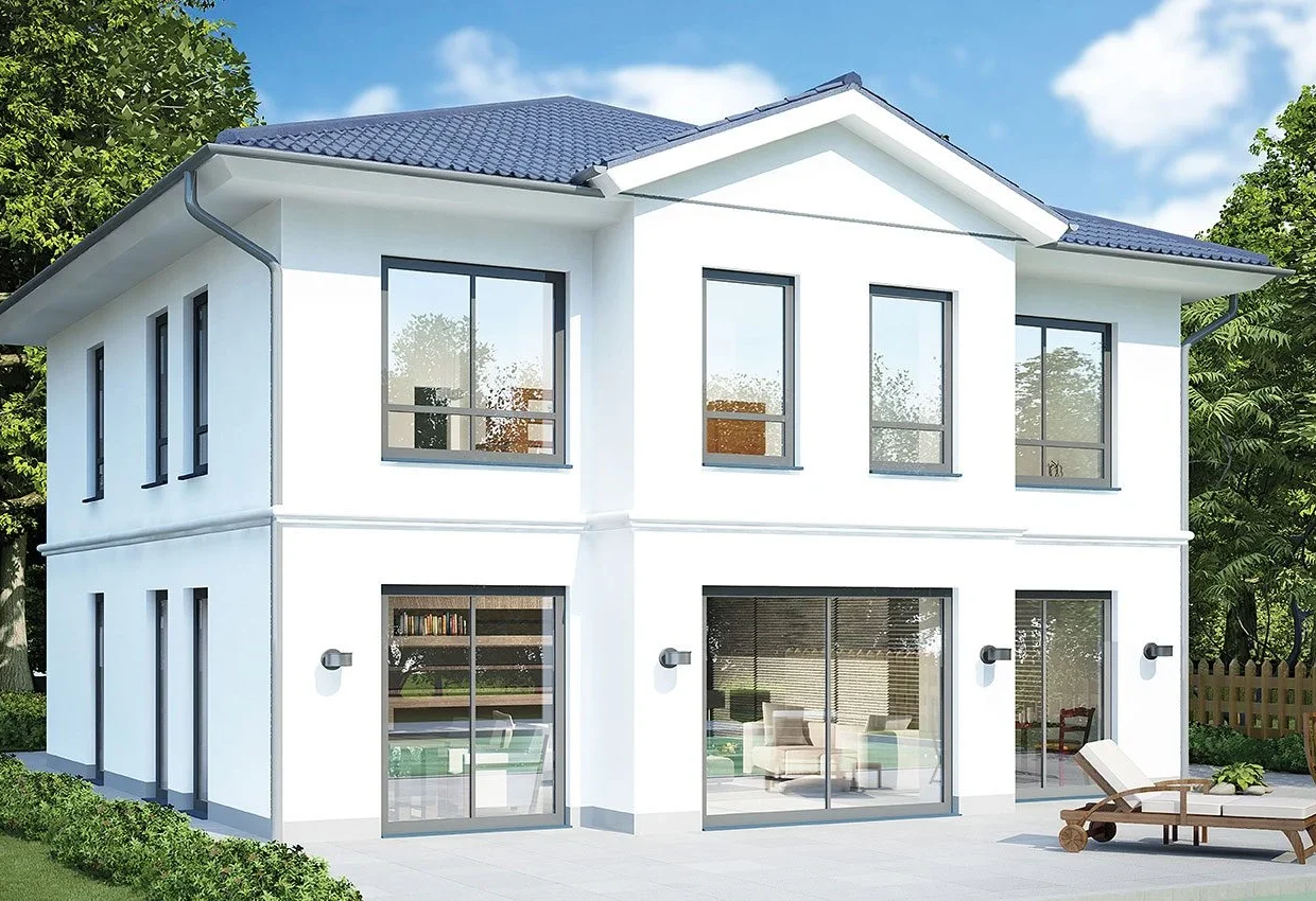 Moderne weiße Stadtvilla mit zwei Stockwerken, großen Fenstern und Terrasse im grünen Garten