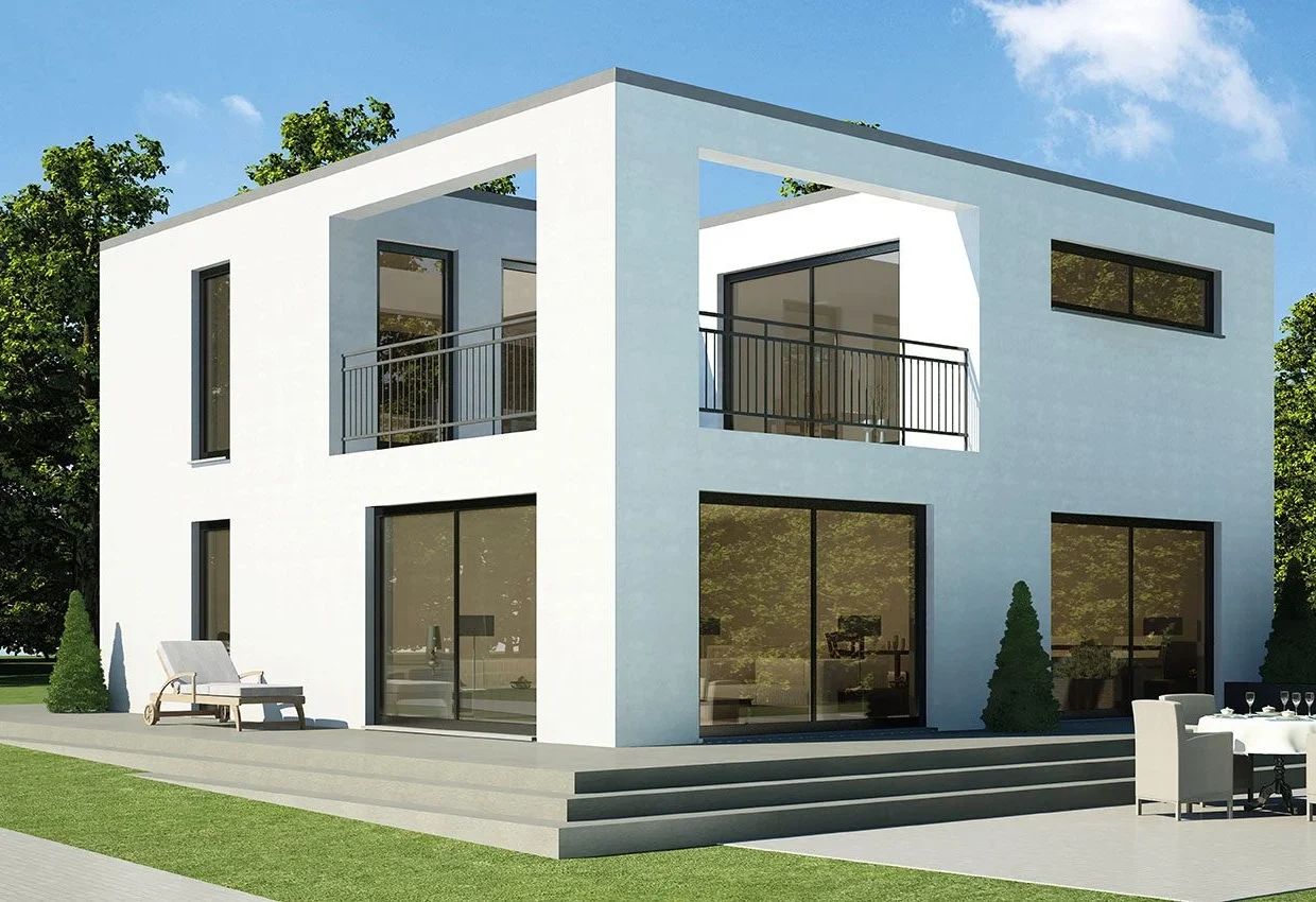 Moderne weiße Stadtvilla mit großen Fenstern, Balkonen und Terrasse inmitten grüner Gartenlandschaft