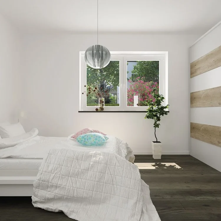 Modernes Schlafzimmer mit weißem Bett, Holzwandverkleidung und Fensterblick in den grünen Garten