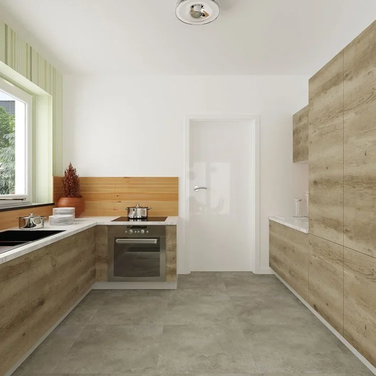 Moderne U-förmige Küche mit Holzfronten, weißer Arbeitsplatte, Edelstahl-Backofen und grün gestreifter Tapete