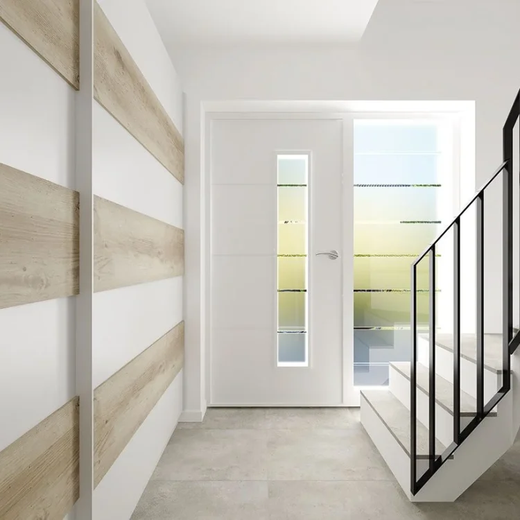 Modernes Treppenhaus mit Holz-Weiß-Wandverkleidung, schwarzem Treppengeländer und weißer Eingangstür mit Glasfenstern