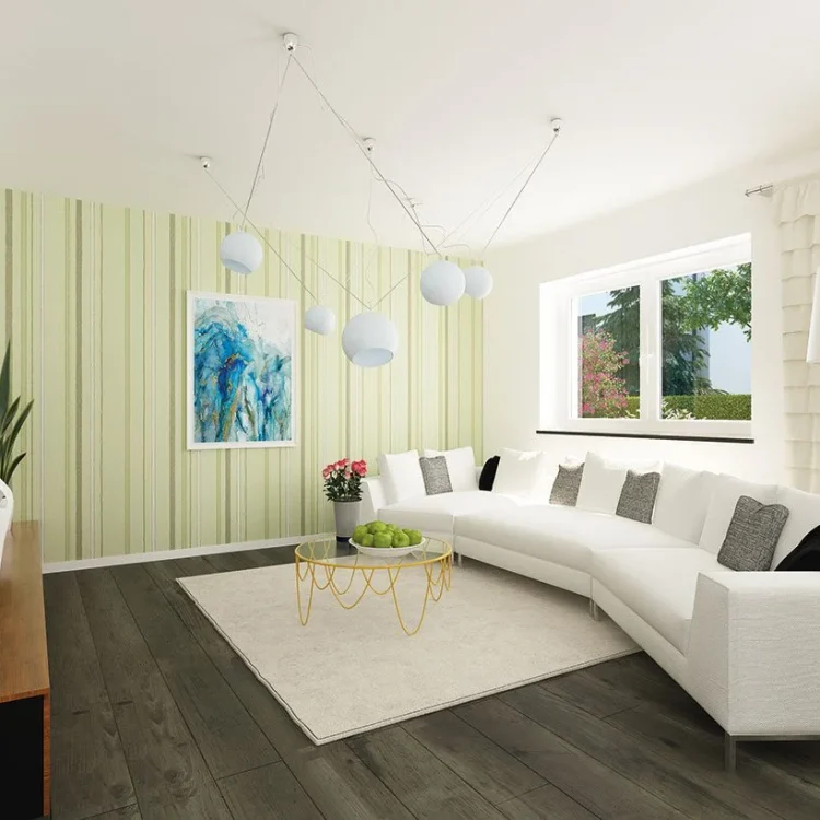 Modernes Wohnzimmer mit weißem Ecksofa, grün gestreifter Tapete, Glasfenstern und dunklem Parkettboden