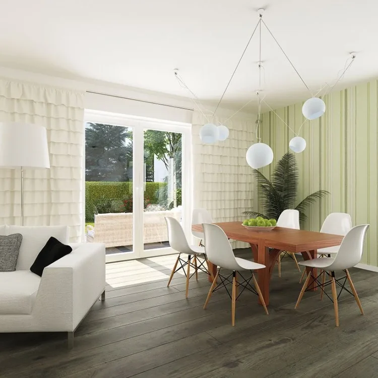 Moderner Wohn-Essbereich mit weißem Sofa, Holztisch, sechs Stühlen und Terrassenzugang mit Gartenblick