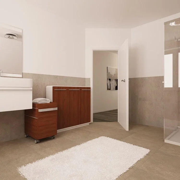 Modernes Badezimmer mit weißem Waschtisch, Holzschränken, begehbarer Dusche und beigem Badteppich