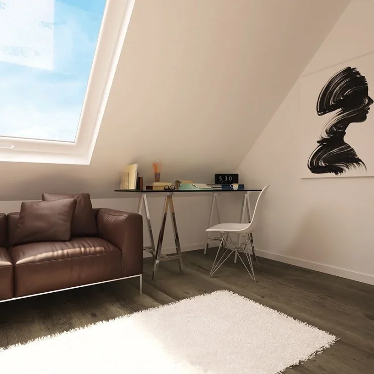 Modernes Dachgeschoss-Büro mit braunem Ledersofa, weißem Schreibtisch, Dachfenster und schwarzem Wandbild