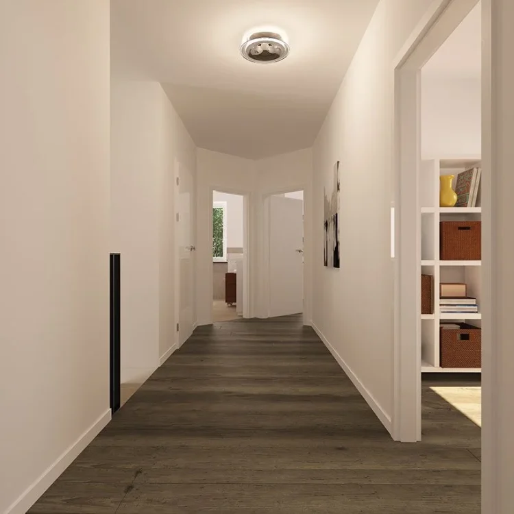 Moderner Flur mit dunklem Parkett, weißen Wänden, Einbauregalen und Deckenventilator
