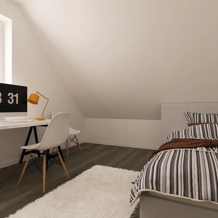 Modernes Kinderzimmer mit Dachschräge, Schreibtisch, weißem Stuhl, Bett mit gestreifter Bettwäsche und orangener Lampe