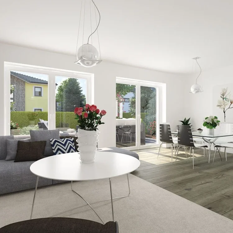 Modernes Wohn-Esszimmer mit grauen Möbeln, weißem Couchtisch, Esstisch und großen Fenstern zur Terrasse