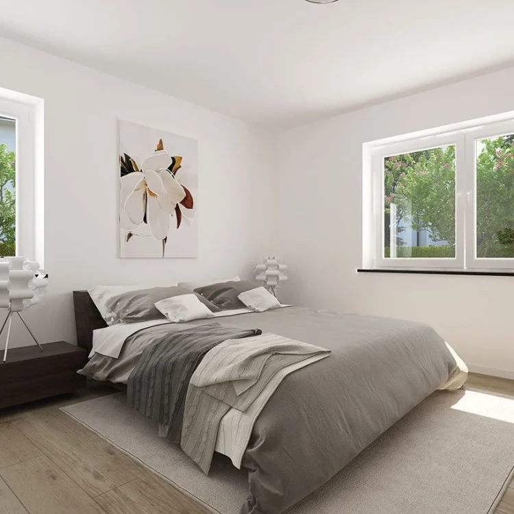 Modernes Schlafzimmer mit grauer Bettwäsche, weißen Wänden, großen Fenstern und abstraktem Wandbild