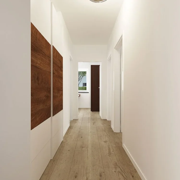 Moderner Flur mit weißen Wänden, Holzparkett und dunklen Holzpaneelen als Wandverkleidung