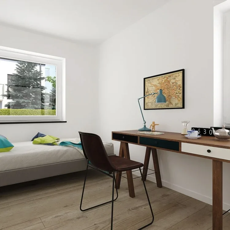 Modernes Kinderzimmer mit Holzschreibtisch, braunem Stuhl, Bett mit bunten Kissen und Blick ins Grüne