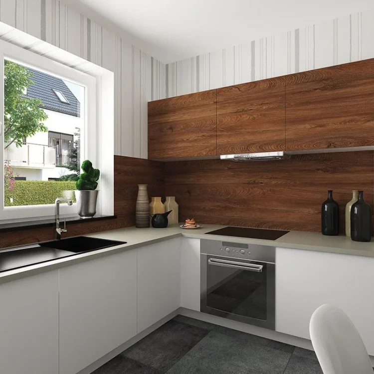 Moderne L-förmige Küche mit weißen Fronten, Holzrückwand, Kochinsel und großem Fenster mit Gartenblick