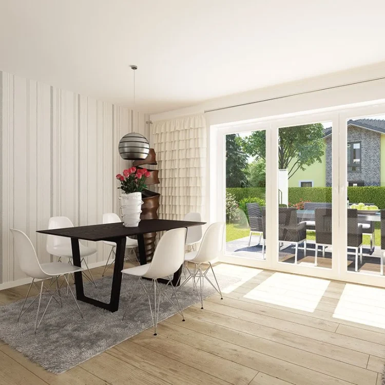 Moderner Wohn-Essbereich mit dunklem Esstisch, weißen Stühlen und großer Terrassentür zum Garten