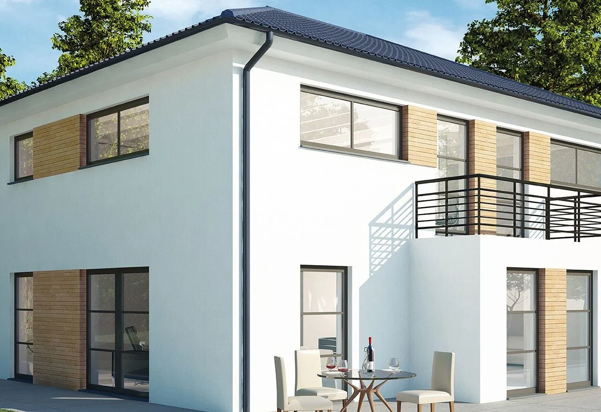 Modernes zweistöckiges Zweifamilienhaus mit weißer Fassade, Holzelementen, Balkon und Terrasse in grüner Umgebung