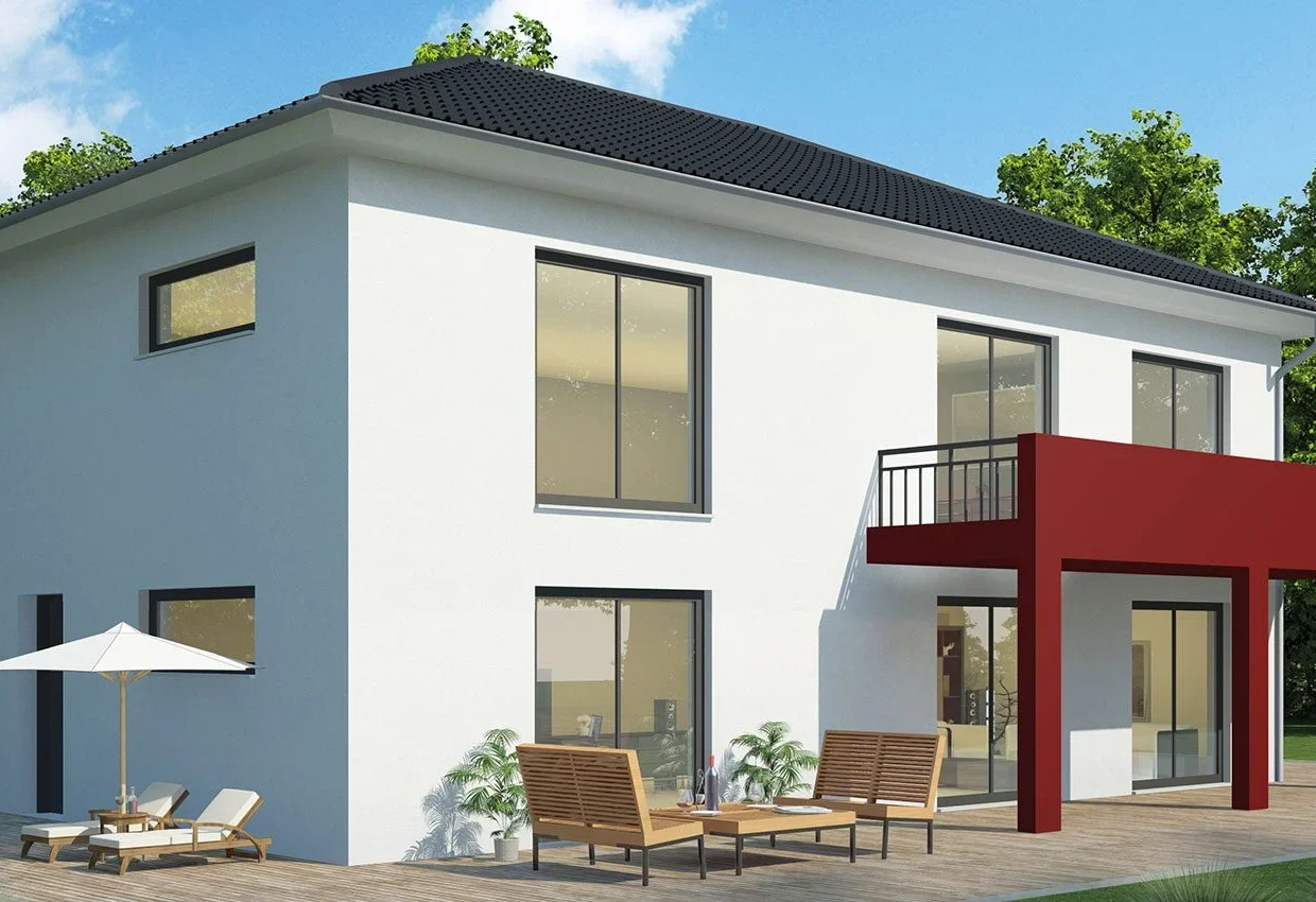 Modernes zweistöckiges Zweifamilienhaus mit weißer Fassade, roter Überdachung und Terrasse in grüner Umgebung