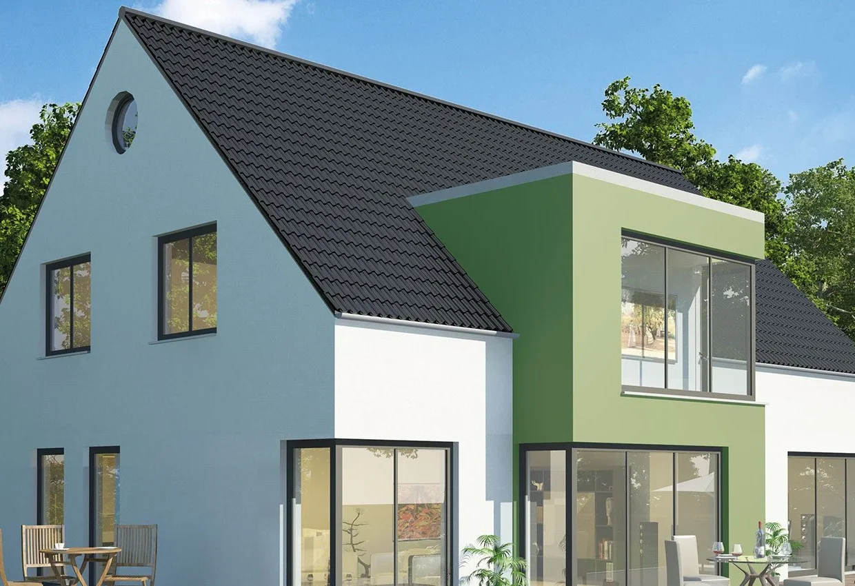 Modernes Zweifamilienhaus mit grünem Erker, dunklem Satteldach und großen Fenstern in grüner Umgebung