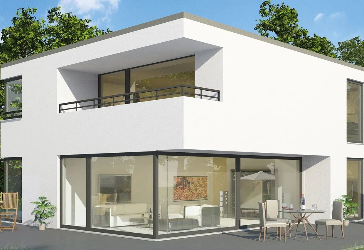 Modernes weißes Zweifamilienhaus mit großen Glasfronten, Balkon und Terrasse inmitten grüner Landschaft