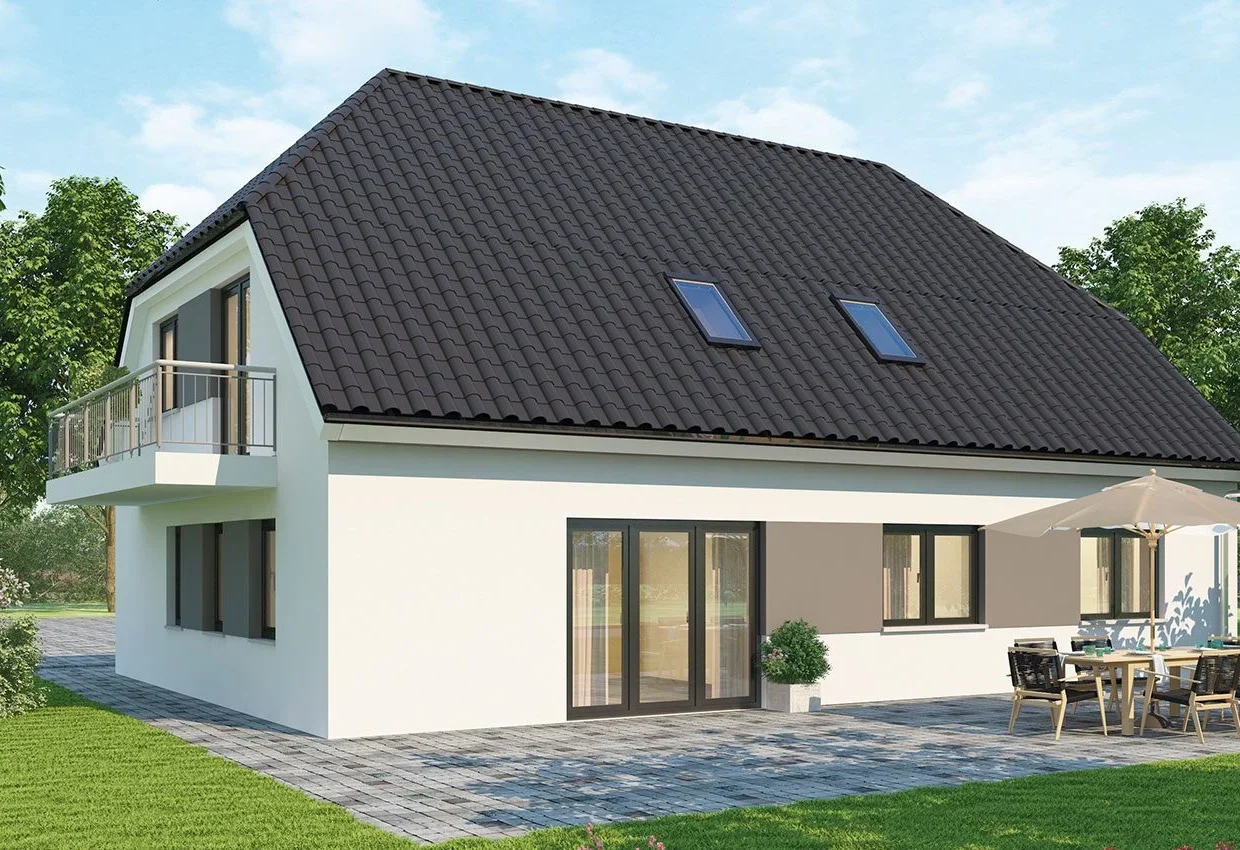 Modernes weißes Zweifamilienhaus mit grauem Ziegeldach, Balkon, Terrasse mit Gartenmöbeln und grünem Garten